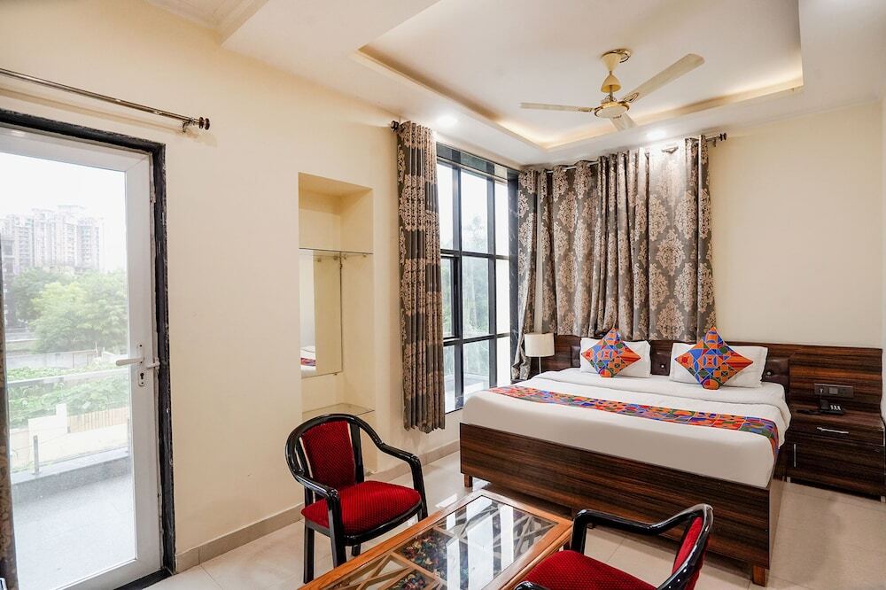 Большая Нойда: Fabhotel 17 Suites