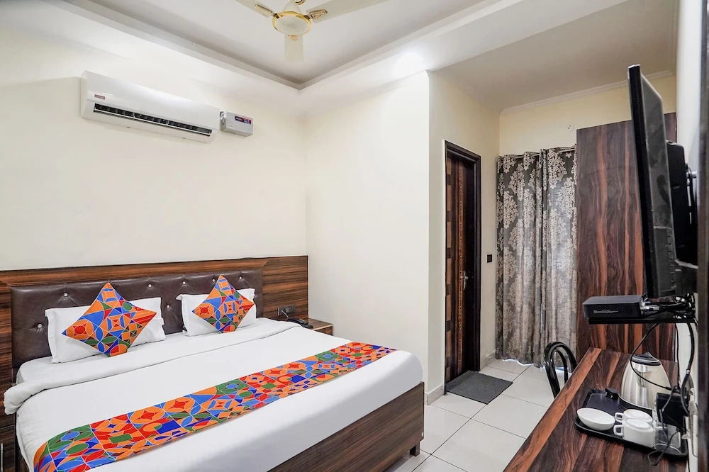 Большая Нойда: Fabhotel 17 Suites