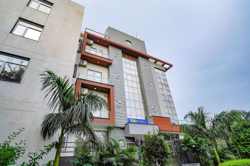 Большая Нойда: Fabhotel 17 Suites