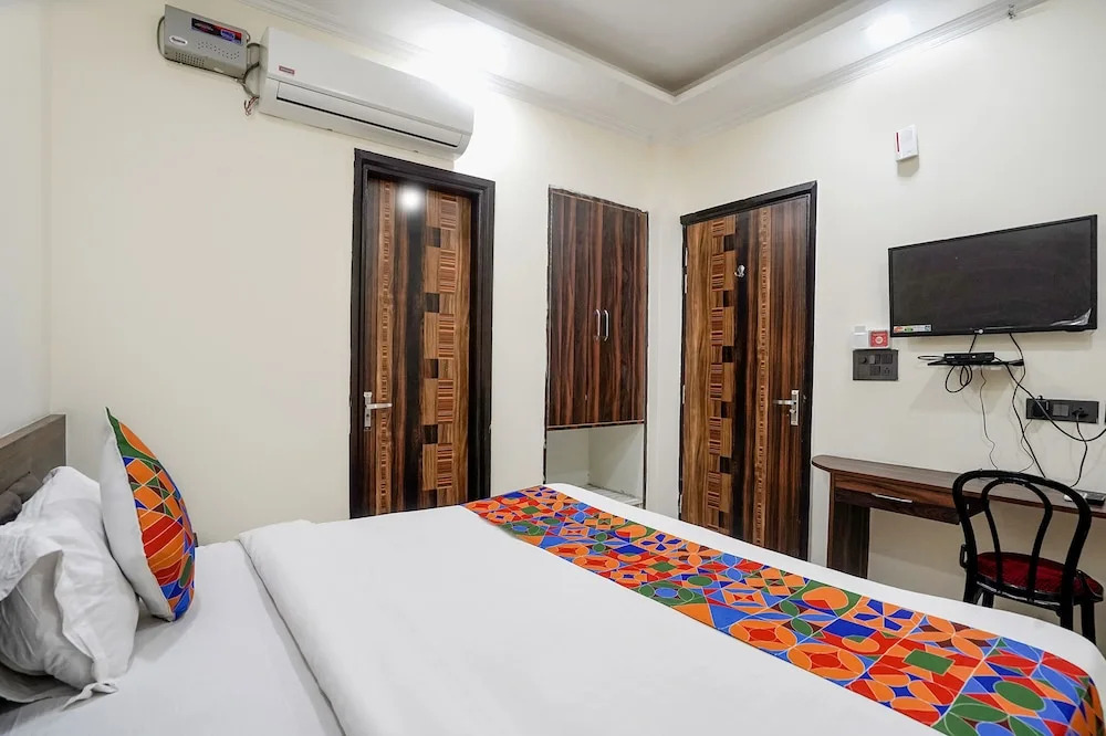 Большая Нойда: Fabhotel 17 Suites