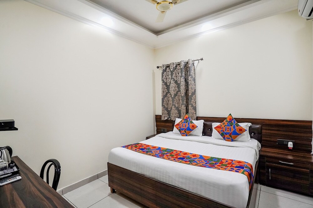 Большая Нойда: Fabhotel 17 Suites