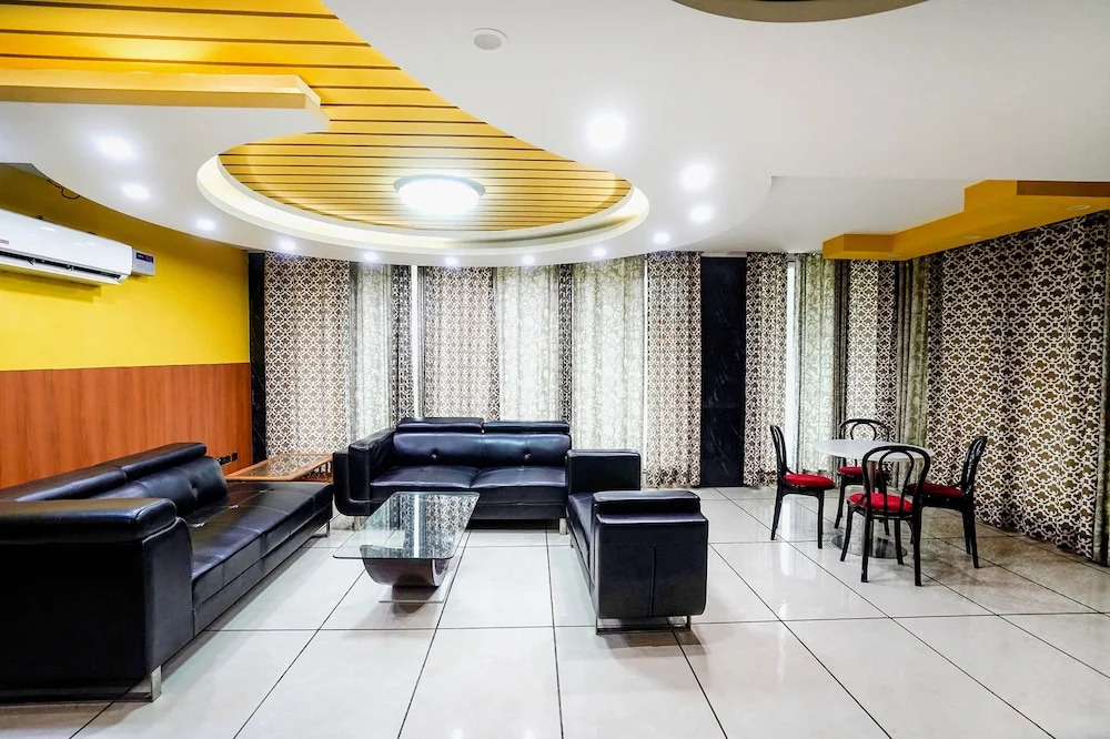 Большая Нойда: Fabhotel 17 Suites