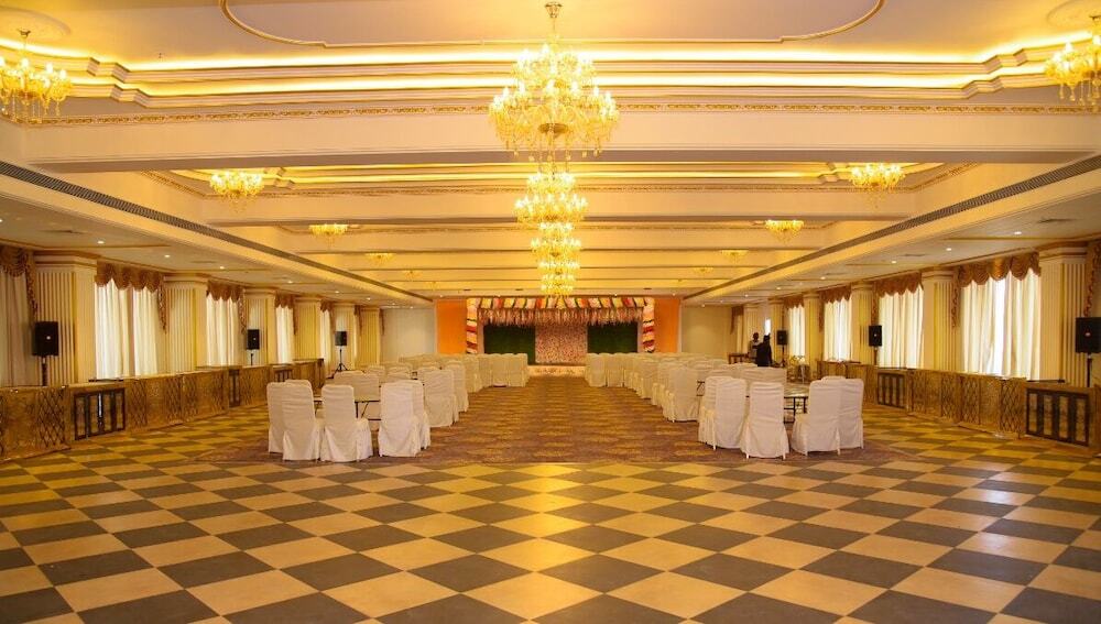 Латур: Hotel Utsav Square
