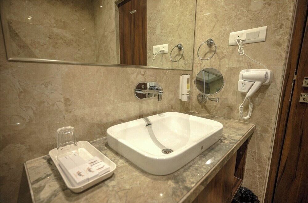 Латур: Hotel Utsav Square