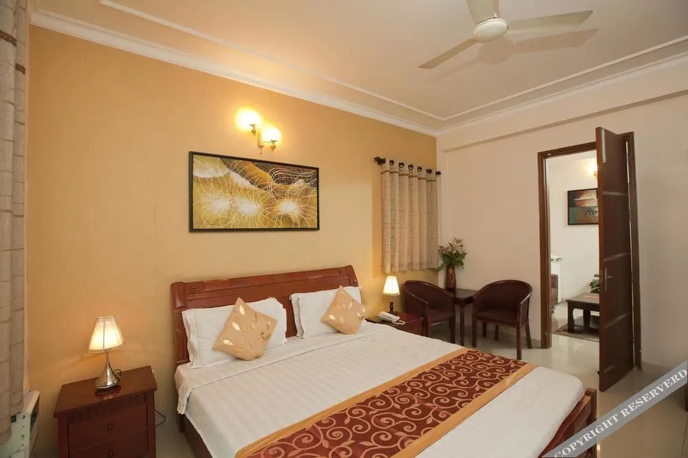 OYO Premium DLF Phase 4 — фото 1