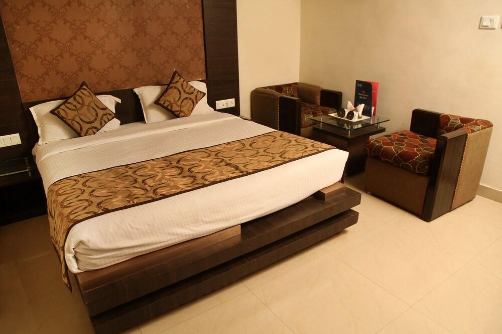Праяградж: OYO 905 Galaxy View Hotel