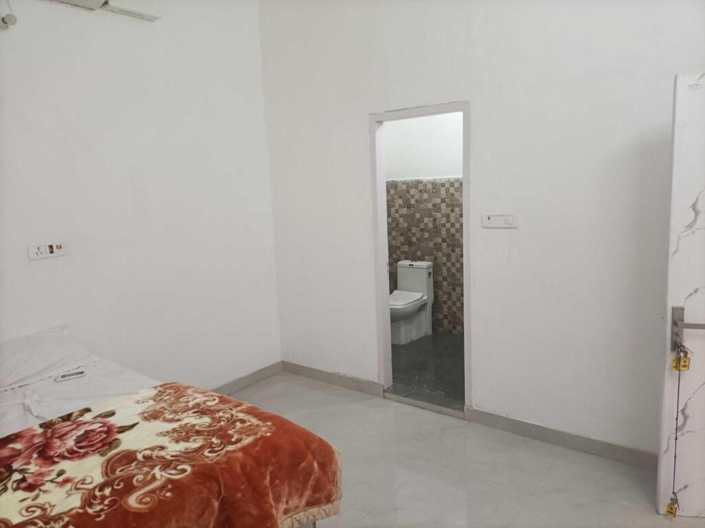 Алипур: OYO 91844 White House