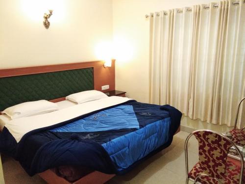Ути: Hornbill Residency