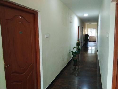 Ути: Hornbill Residency