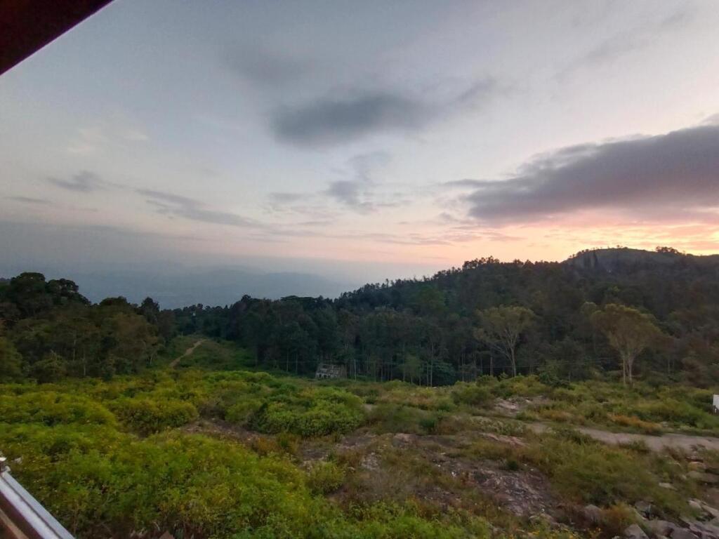 Салем: Cliff View Resort