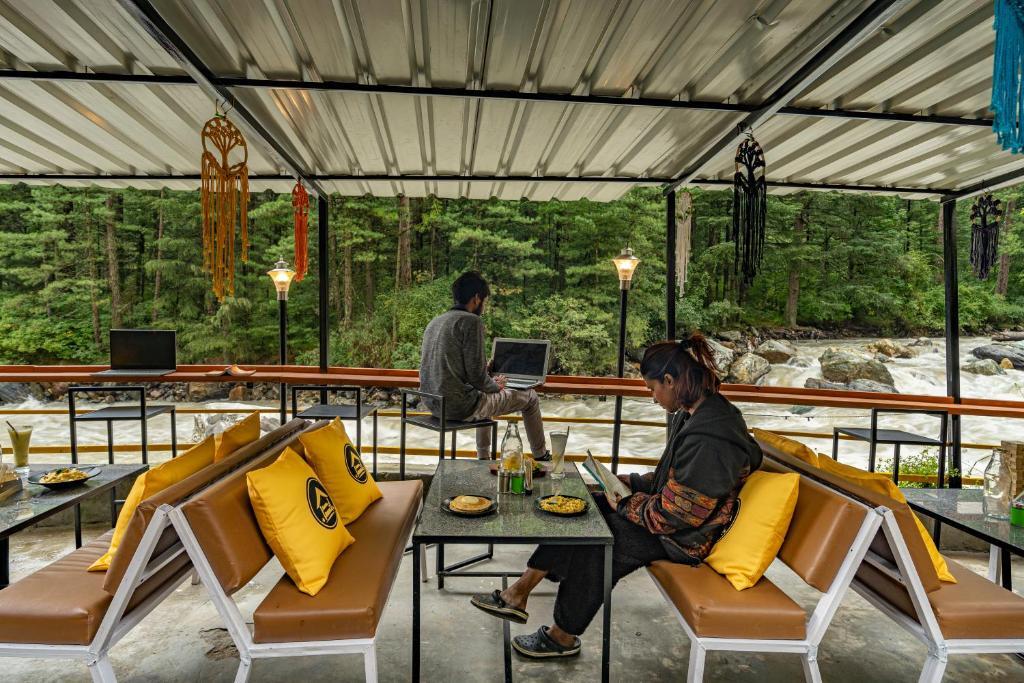 Касоль: The Hosteller Kasol Riverside