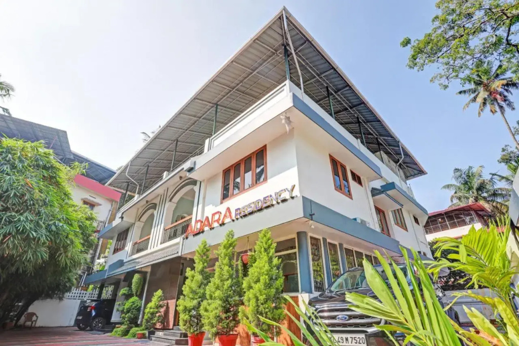 Тируванантапурам: OYO Flagship 805186 Hotel Adara Residency