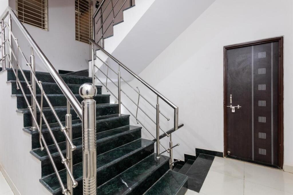 Бхопал: OYO Flagship 702800 Om Gulmohar Avenue