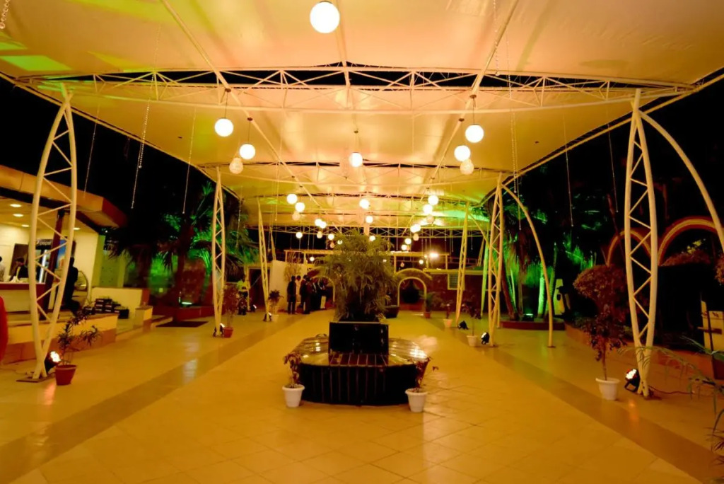 Бхопал: Hotel Kanha’s Palm Springs