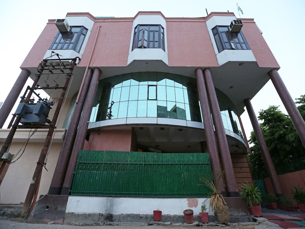 Нойда: Oyo 8876 Hotel Sarthi