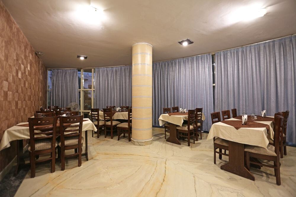Нойда: Oyo 8876 Hotel Sarthi