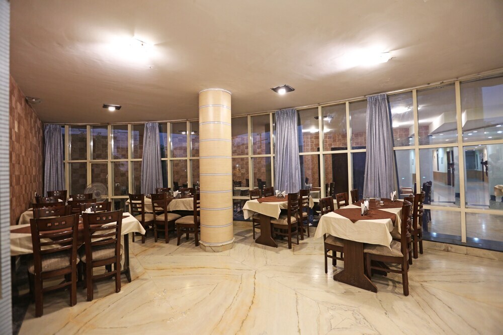 Нойда: Oyo 8876 Hotel Sarthi