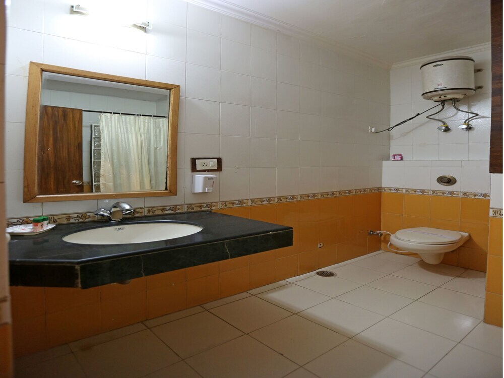 Нойда: Oyo 8876 Hotel Sarthi