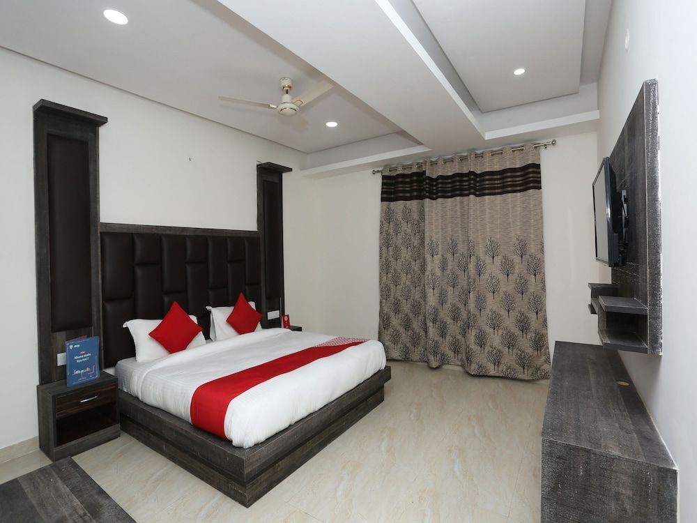 Большая Нойда: Capital O 22956 Hotel Grand Residency