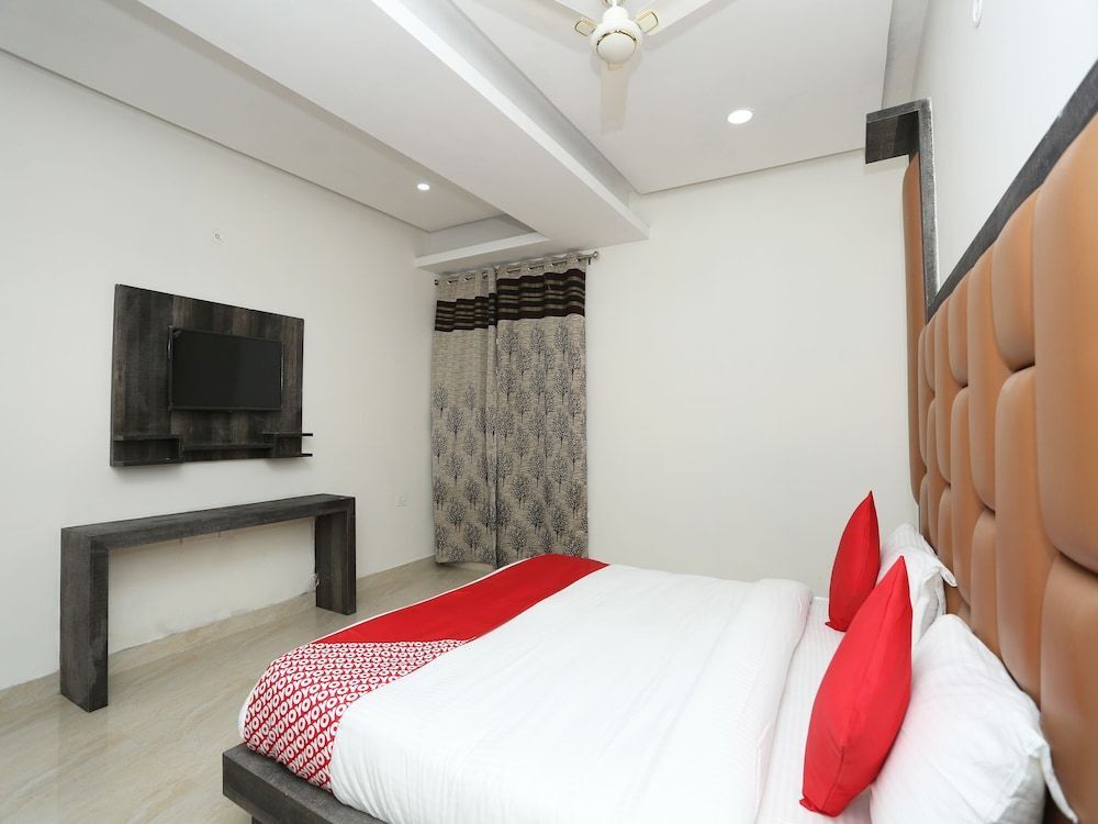 Большая Нойда: Capital O 22956 Hotel Grand Residency