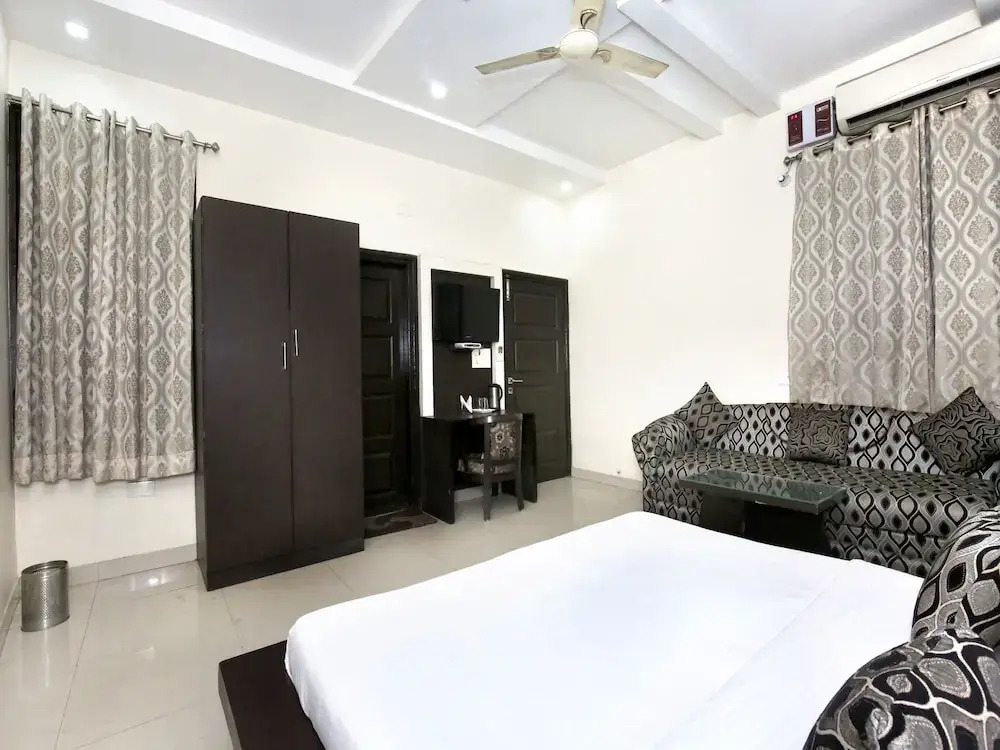 Амритсар: Capital O 9235 Hotel Nayyar