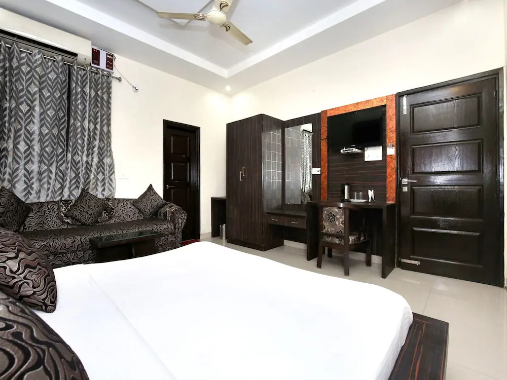 Амритсар: Capital O 9235 Hotel Nayyar