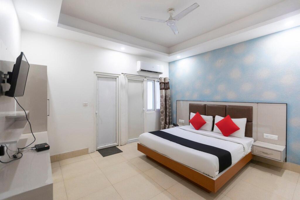 Нойда: Capital O 64120 Hotel Noida Suites