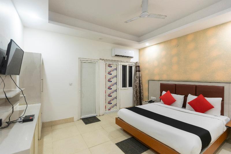 Нойда: Capital O 64120 Hotel Noida Suites