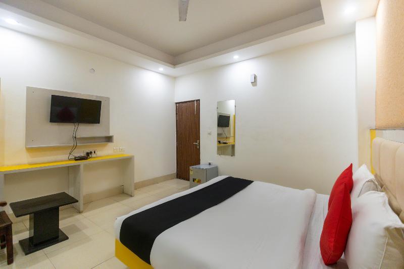 Нойда: Capital O 64120 Hotel Noida Suites