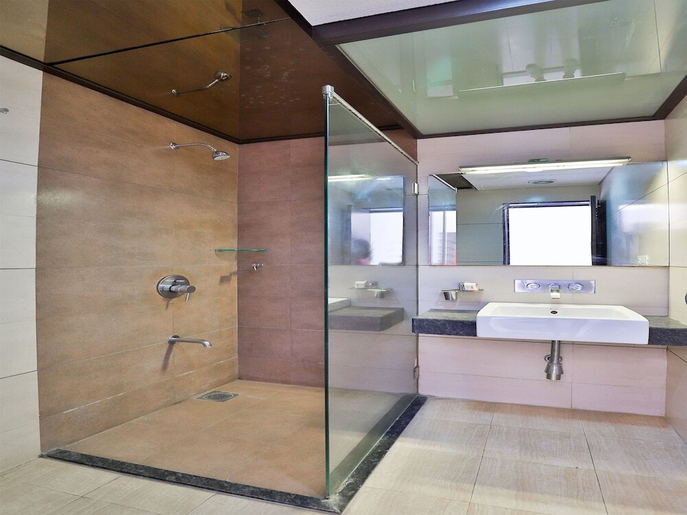 Вадодара: Capital O 1271 Hotel Raajpath