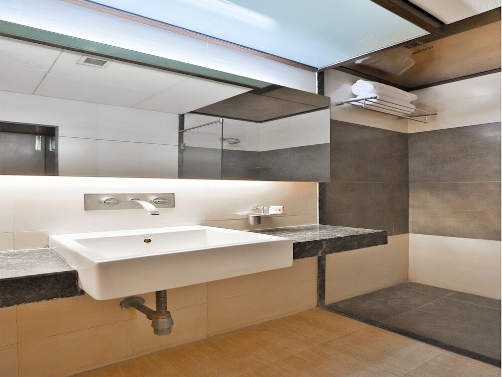 Вадодара: Capital O 1271 Hotel Raajpath