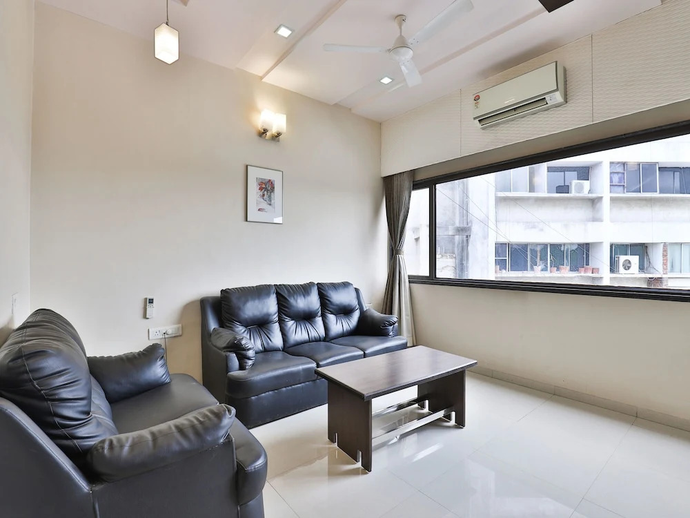 Вадодара: Capital O 1271 Hotel Raajpath