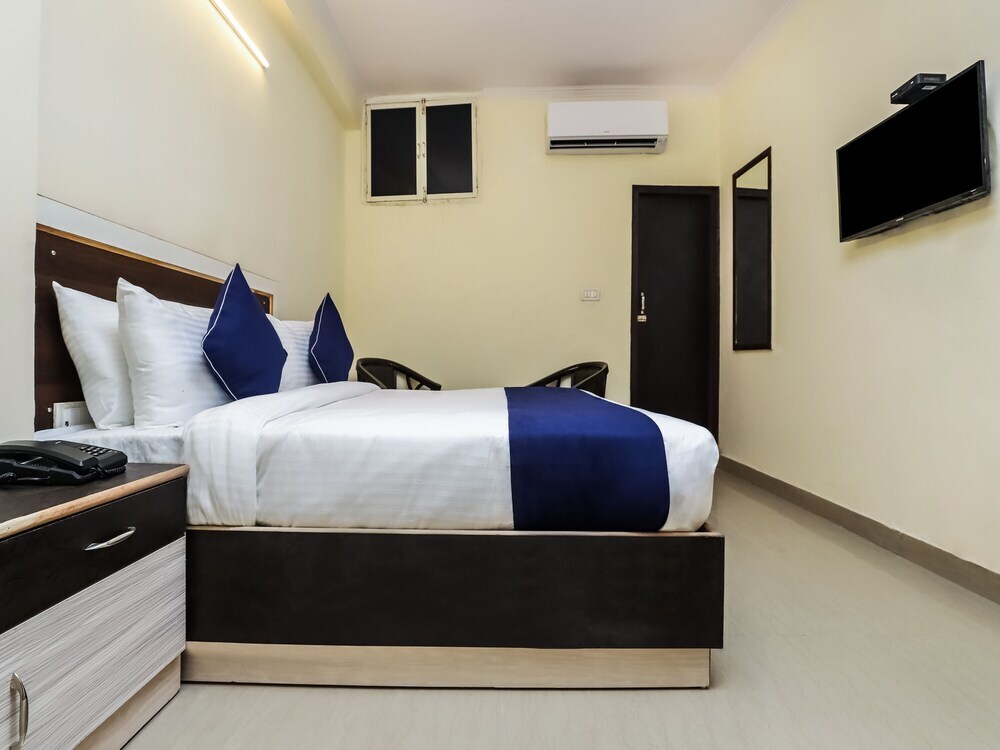Нойда: SilverKey Executive Stays 27892 Shanti Complex