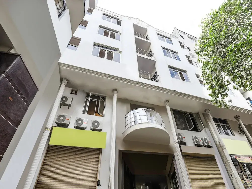Нойда: SilverKey Executive Stays 27892 Shanti Complex