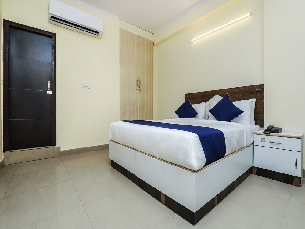 Нойда: SilverKey Executive Stays 27892 Shanti Complex