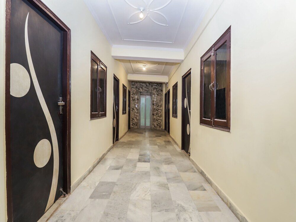 Нойда: SilverKey Executive Stays 27892 Shanti Complex