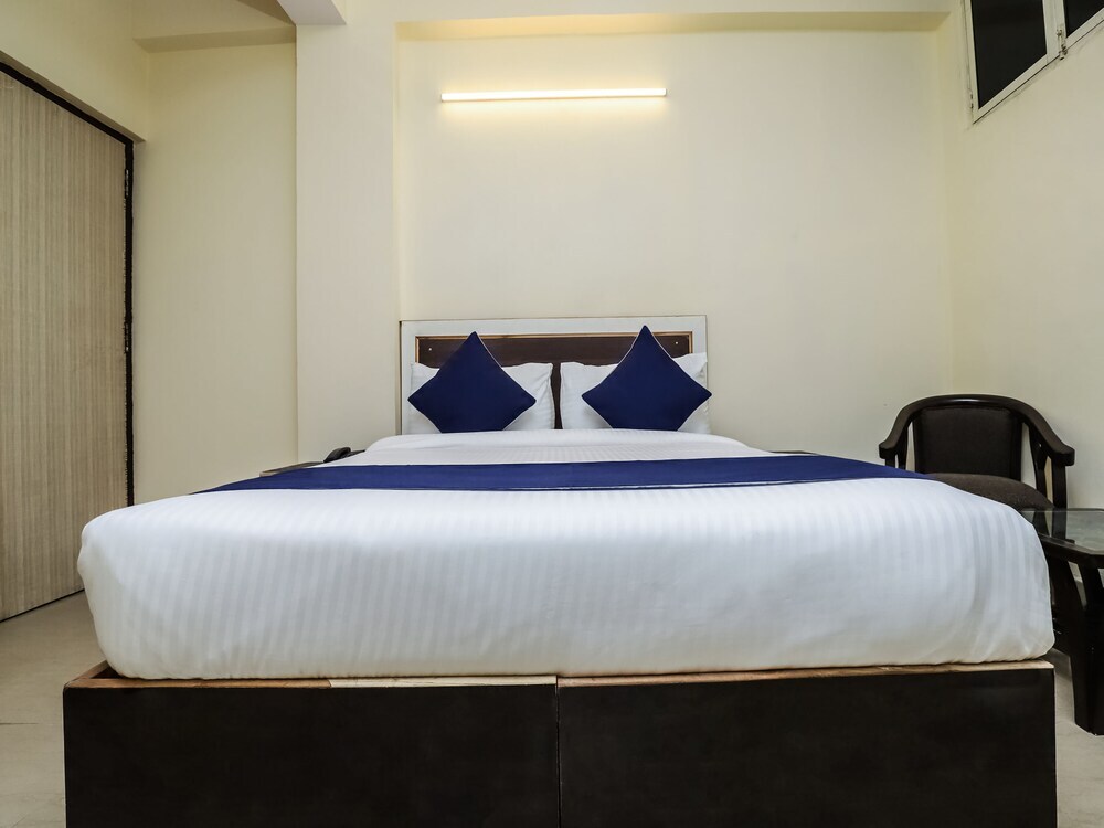 Нойда: SilverKey Executive Stays 27892 Shanti Complex