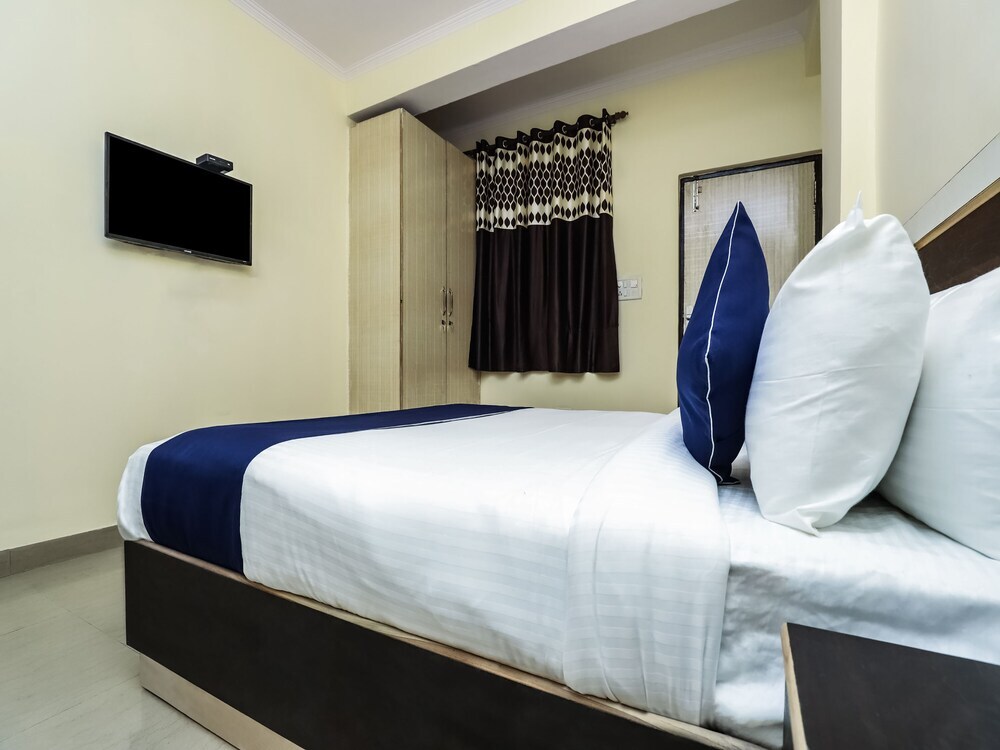Нойда: SilverKey Executive Stays 27892 Shanti Complex