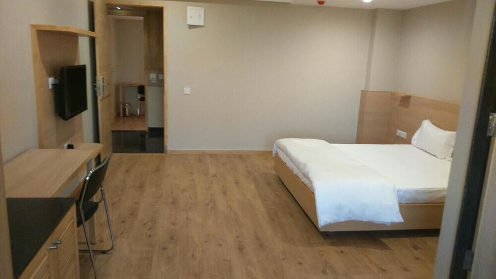 Гандхинагар: CAPITAL O 74149 Hotel Berlin