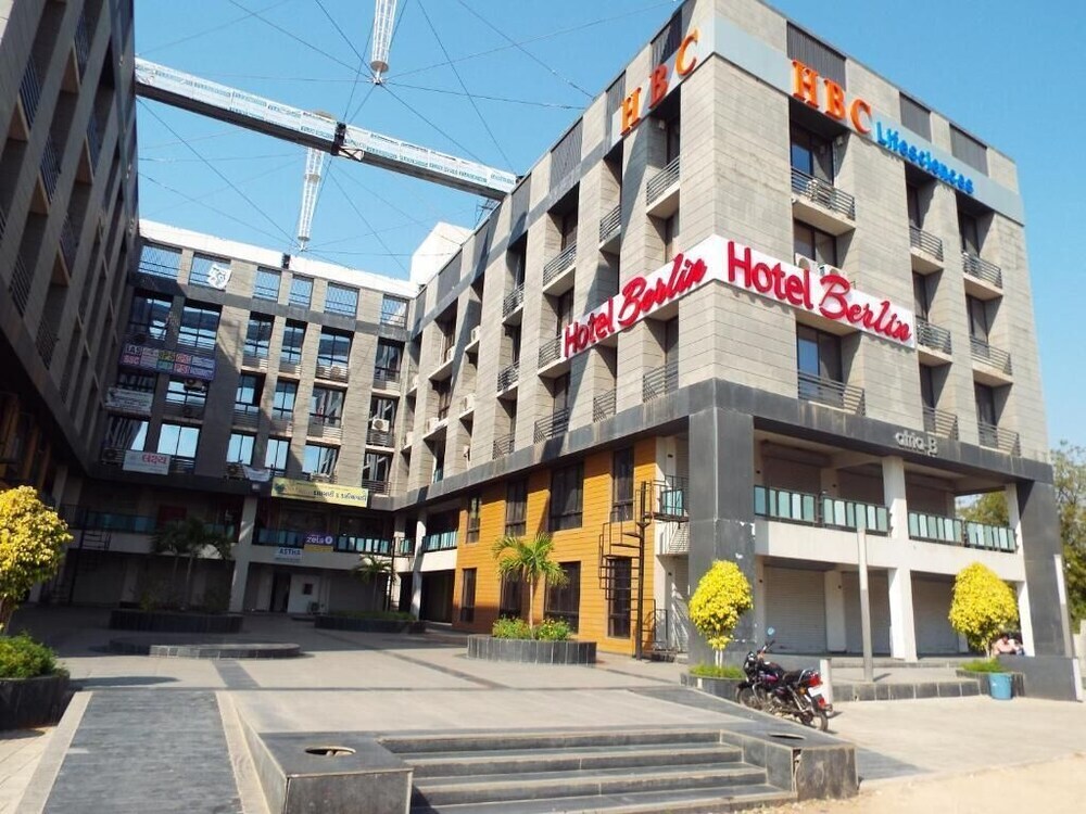 Гандхинагар: CAPITAL O 74149 Hotel Berlin