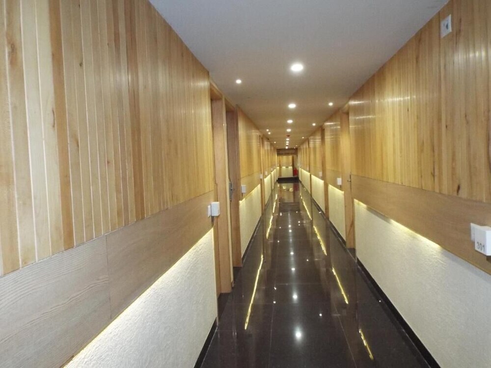 Гандхинагар: CAPITAL O 74149 Hotel Berlin