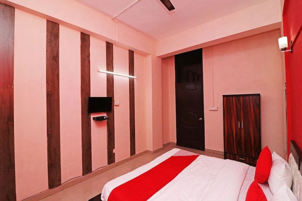 Нойда: Oyo 43709 Glorious Stayz 53