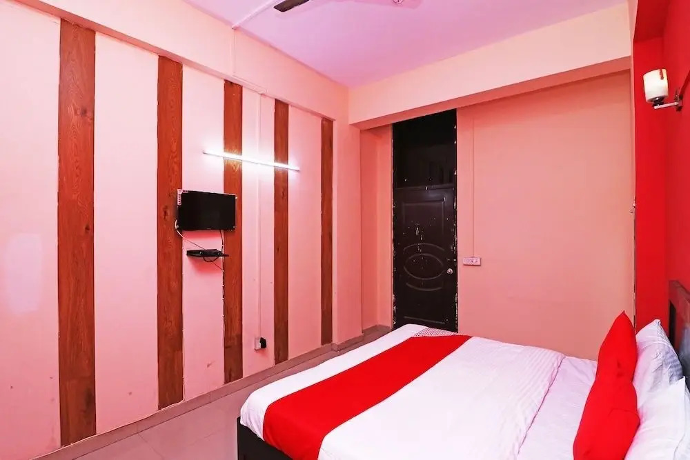 Нойда: Oyo 43709 Glorious Stayz 53