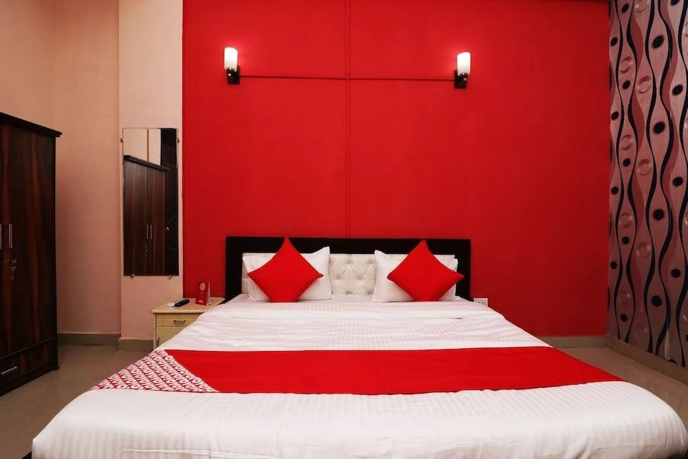Нойда: Oyo 43709 Glorious Stayz 53