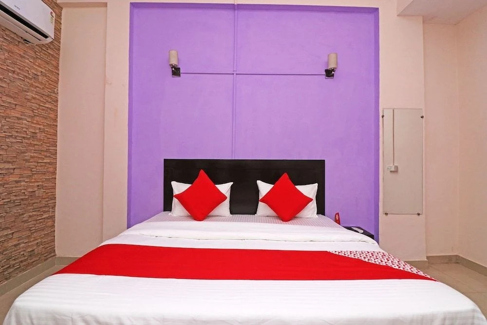Нойда: Oyo 43709 Glorious Stayz 53
