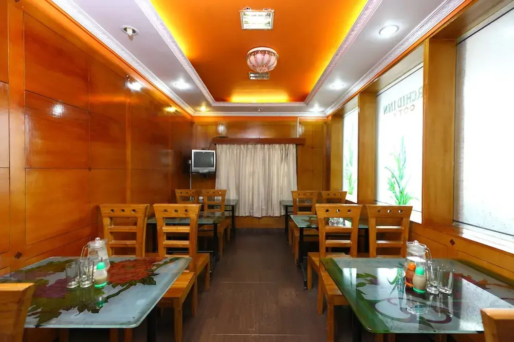 Ути: Collection O 8855 Orchid Inn