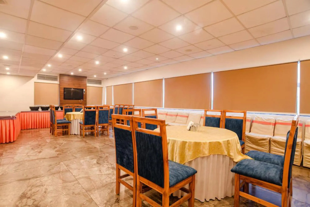 Индаур: FabHotel 7th Cloud AB Road
