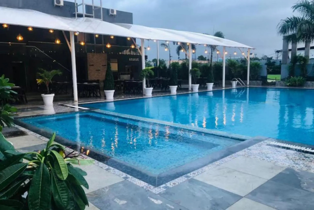 Индаур: FabHotel 7th Cloud AB Road