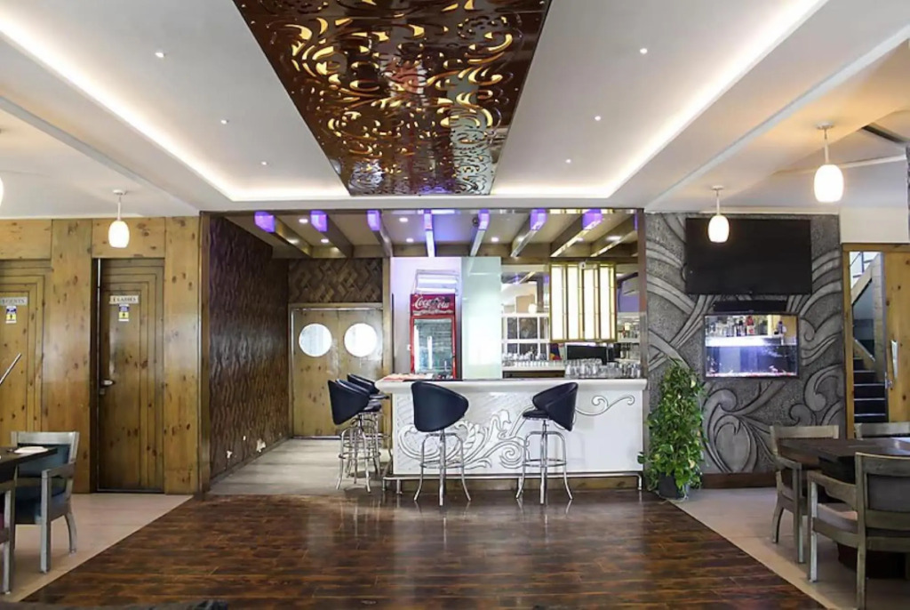 Индаур: FabHotel 7th Cloud AB Road