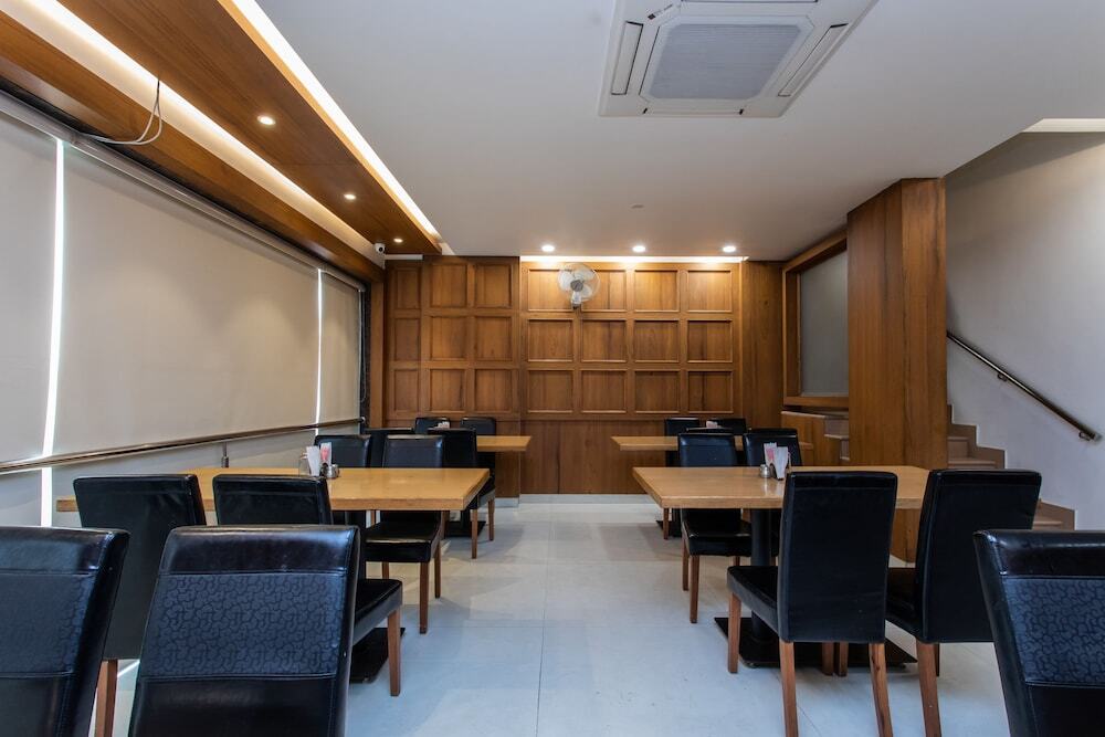 Бхопал: OYO 27658 Hotel New Mohit Regency